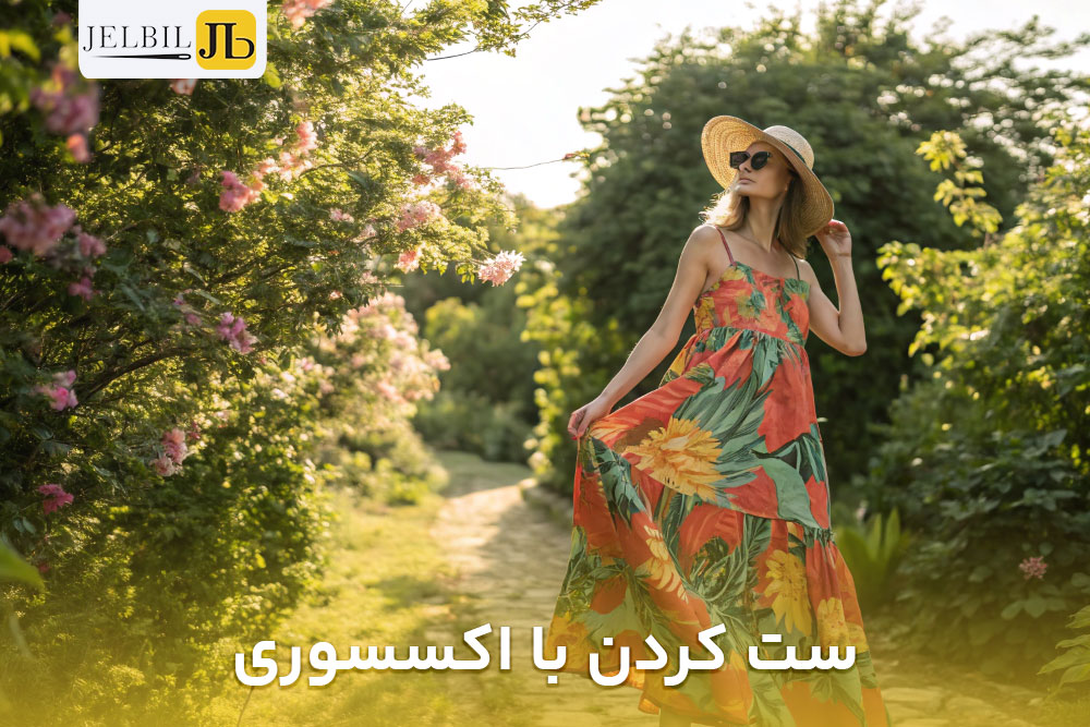 تصویر خانمی که در یک باغ زیبا ایستاده و طرح های زیبا از مدل پیراهن‌ ساحلی نخی استایل کرده با کلاه حصیری